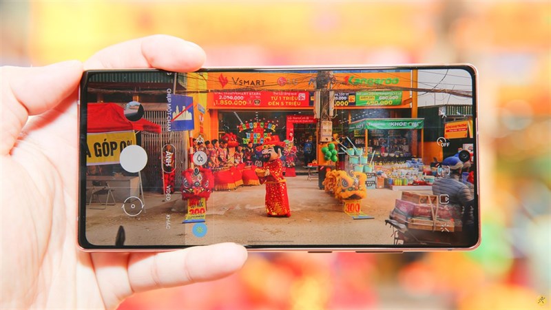 Chụp ảnh Galaxy Note 20 giờ đây trở nên đơn giản và thuận tiện hơn bao giờ hết với tính năng chụp ảnh siêu nhanh chỉ trong vài giây. Với thiết kế màn hình rộng và camera số 1 của Samsung, bạn sẽ không bao giờ phải lo lắng về chất lượng ảnh. Bạn có thể tùy chỉnh các thiết lập chụp ảnh linh hoạt để tạo ra những bức ảnh đẹp mắt.