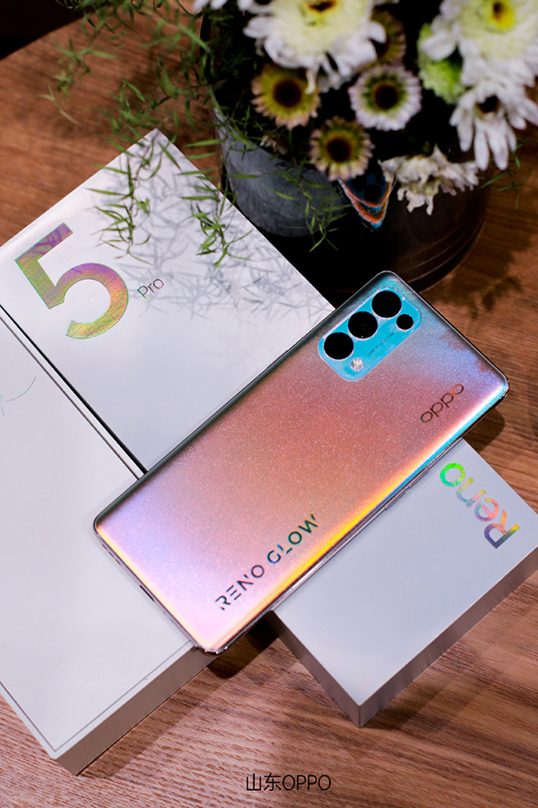 OPPO Reno5 cuốn hút hơn trong gam màu bạc đa sắc