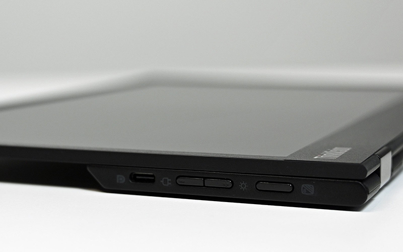 Mặt bên trái của ThinkVision M14