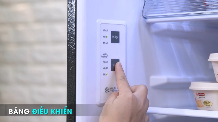 Bảng điều khiển được đặt bên trong ngăn lạnh