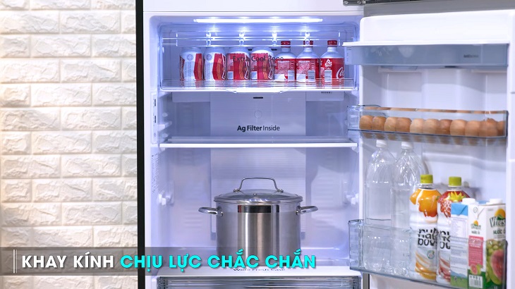 Ngăn lạnh được thiết kế rộng với sức chứa thực phẩm lớn