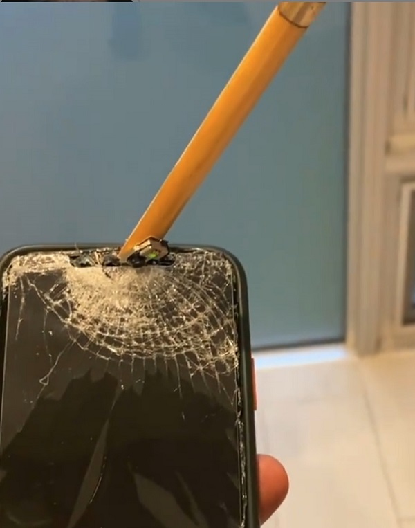 iPhone bị Ngô Ngạn Tổ bắn thủng vẫn nghe gọi và nhắn tin bình thường