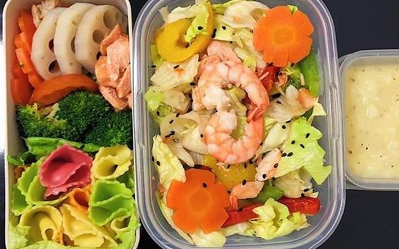 Thực đơn 29: Salad tôm và cá hồi sốt khoai tây, giấm và tiêu, nui với bông cải, củ sen và cà rốt.