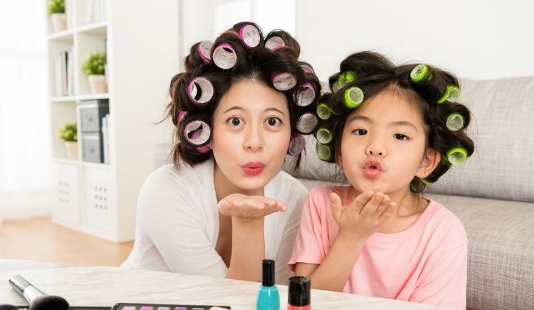 Có nên cho trẻ trang điểm từ sớm? Bao nhiêu tuổi mới nên cho bé trang điểm?