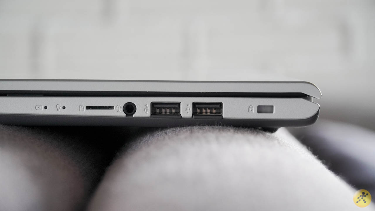 Cạnh phải của ASUS VivoBook X515MA