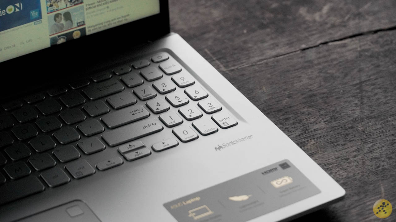 Máy còn có bàn phím số ở bên phải