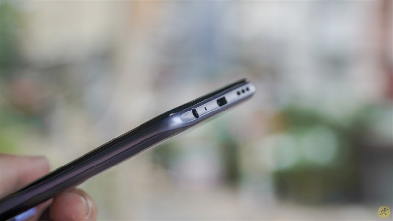 Cạnh đáy của Vivo Y51 2020 Cạnh đáy của Vivo Y51 2020