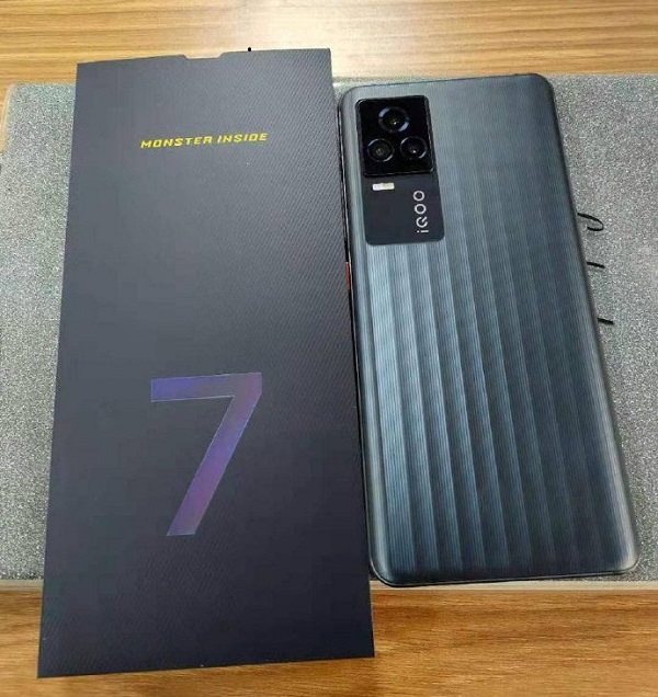 iQOO 7 tích hợp chip khủng Snapdragon 888, sạc siêu tốc 120W vừa lộ ảnh thực tế với mặt sau khá độc đáo iQOO 7 tích hợp chip khủng Snapdragon 888, sạc siêu tốc 120W vừa lộ ảnh thực tế với mặt sau khá độc đáo