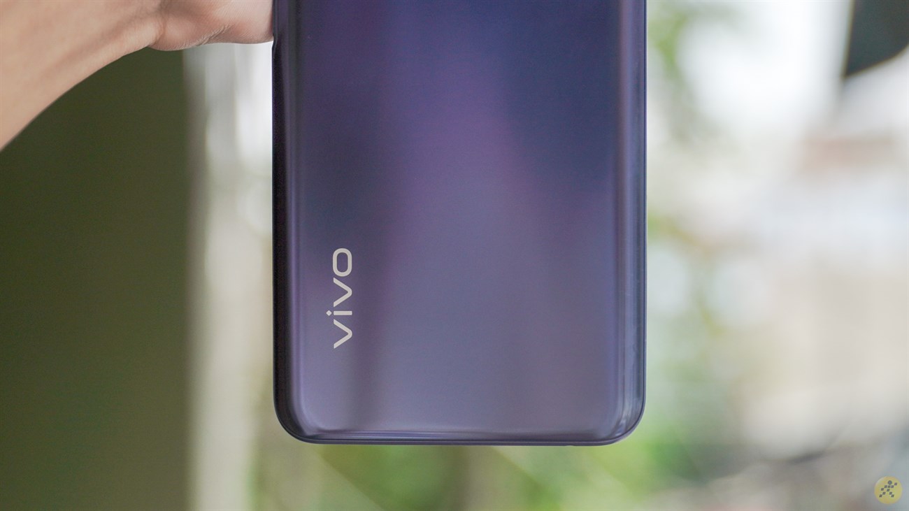 Mặt lưng bóng bẩy của Vivo Y51