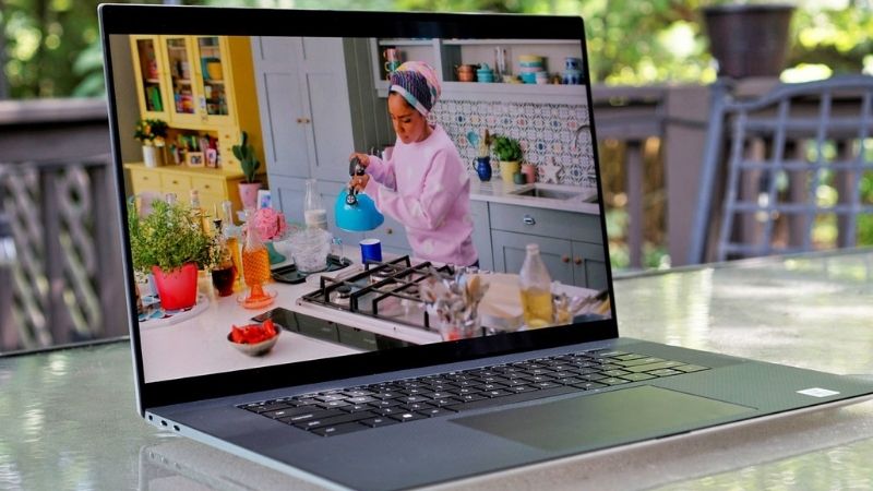 Dell XPS 17 (2020) vẫn được xem là “ít cồng kềnh” hơn so với những mẫu laptop 17 inch khác có mặt trên thị trường.