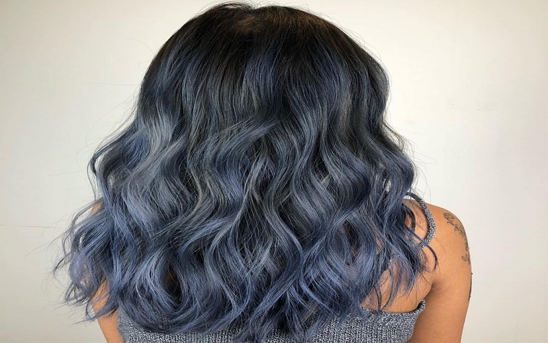 Với tóc nhuộm xám xanh, bạn sẽ trông rất trẻ trung và phong cách. Màu xám xanh tạo nên sự năng động và cá tính, giúp bạn nổi bật giữa đám đông. Đừng bỏ lỡ hình ảnh này khi đang tìm kiếm ý tưởng cho kiểu tóc mới!