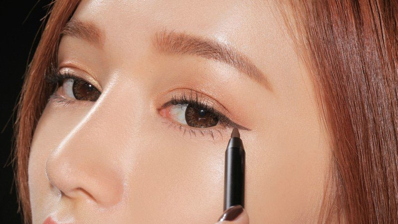 Cố gắng kẻ một đường eyeliner sát chân mi như vậy đôi mắt nhìn sẽ long lanh to tròn