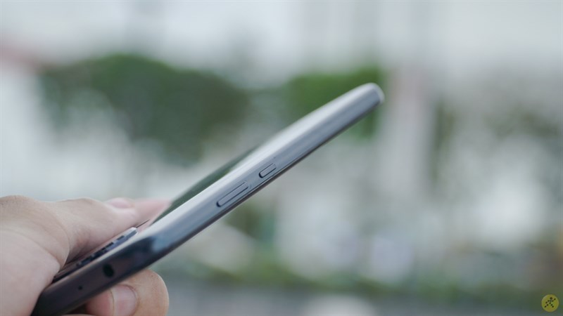 Cạnh phải của Nokia 5.4