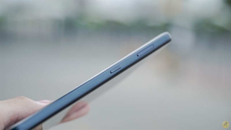 Cạnh trái của Nokia 5.4