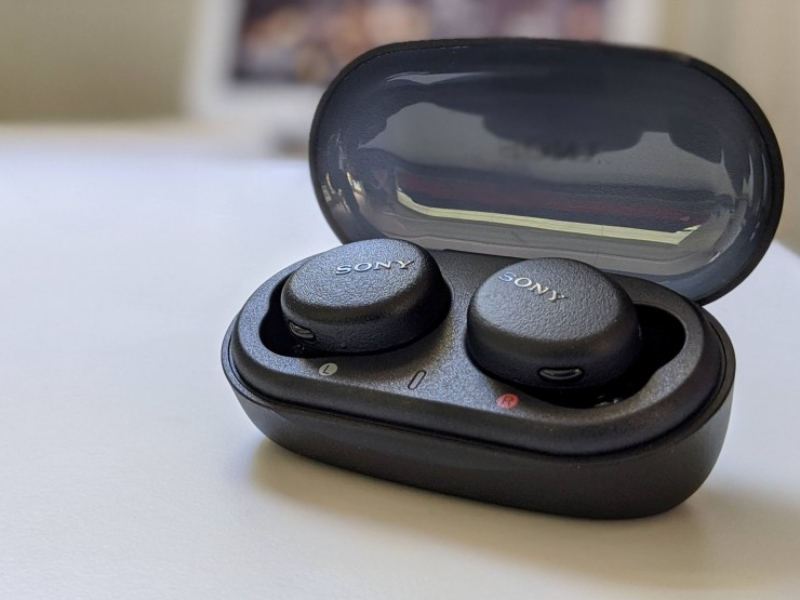 Hai chiếc tai nghe Sony WF-XB700 được gắn chặt nhờ từ tính Hai chiếc tai nghe Sony WF-XB700 được gắn chặt nhờ từ tính
