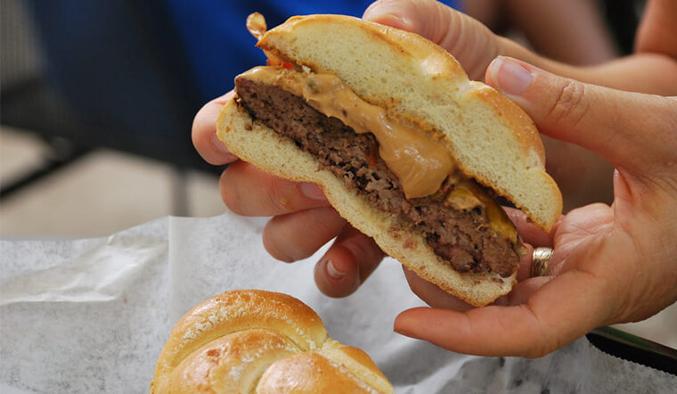 Ăn hamburger như thế nào để không bẩn tay lại không bị rớt nhân ra ngoài?