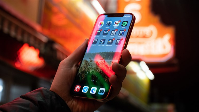 Apple đã gây chú ý bằng cách hỗ trợ quay phim và biên tập các nội dung HDR Dolby Vision trên iPhone 12 series.