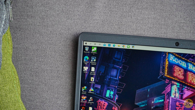 Các cạnh xung quanh màn hình vẫn còn hơi dày