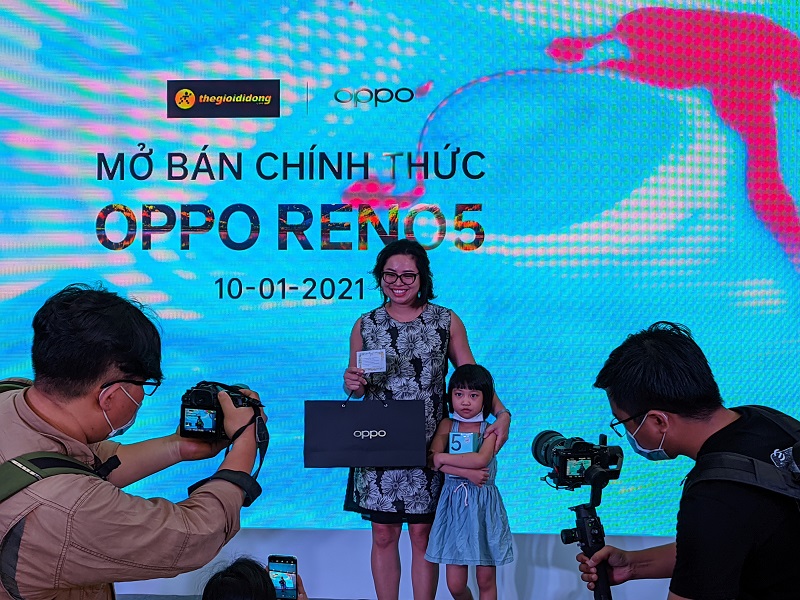 Tại cửa hàng ở Hà Nội, khách hàng đến nhận OPPO Reno5 cũng rất đông Tại cửa hàng ở Hà Nội, khách hàng đến nhận OPPO Reno5 cũng rất đông
