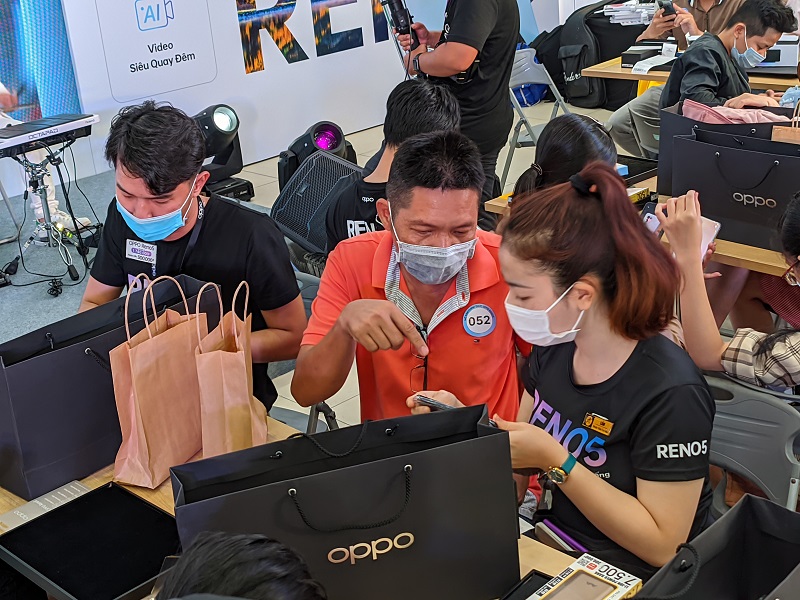 OPPO Reno5 nhận được rất nhiều sự quan tâm của khách hàng OPPOPPO Reno5 nhận được rất nhiều sự quan tâm của khách hàngO Reno5 nhận được rất nhiều sự quan tâm của khách hàng