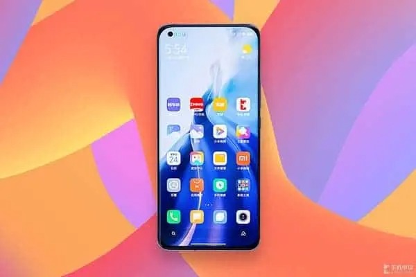 Flagship Xiaomi Mi 11 Pro lộ ảnh render với màn hình cong cuốn hút, mặt sau đi kèm cụm 4 camera hầm hồ