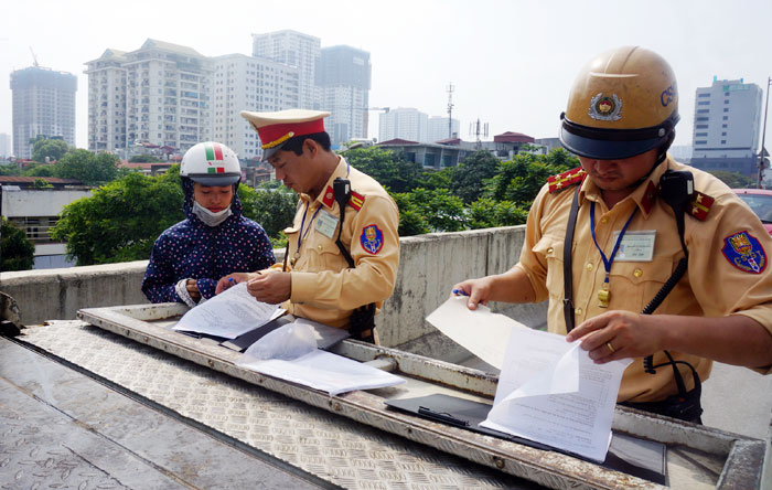 Nộp trực tiếp cho người có thẩm quyền xử phạt