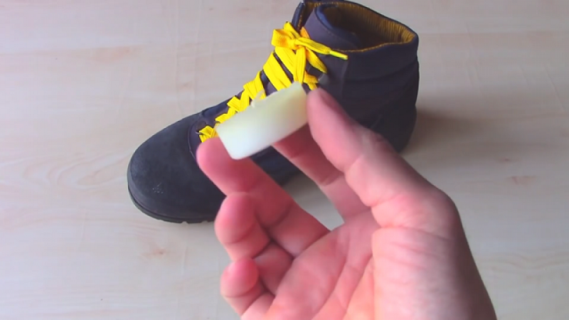 Making shoes waterproof with beeswax