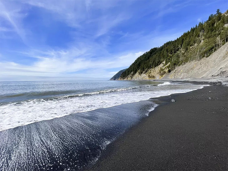 Ảnh chụp bờ biển Lost Coast của nhiếp ảnh gia James Martin bằng iPhone 12