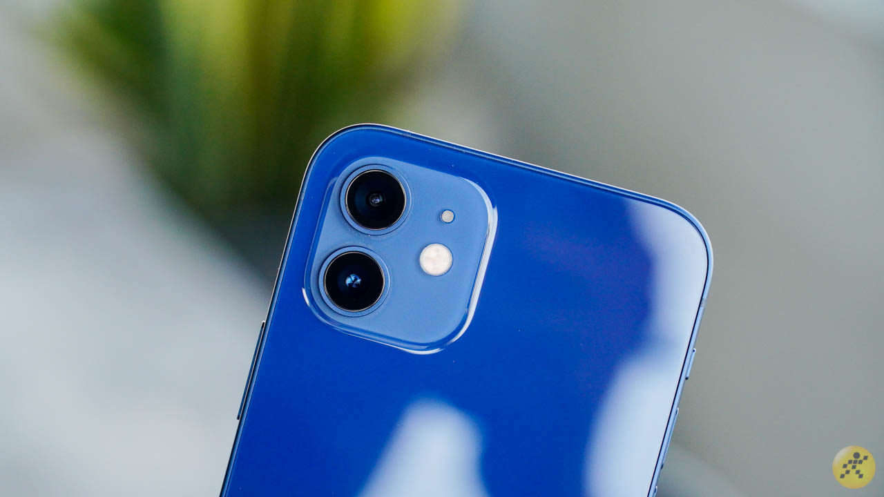 Cụm camera trên iPhone 12 có vẻ ít lồi hơn trên Samsung Galaxy S21 Cụm camera trên iPhone 12 có vẻ ít lồi hơn trên Samsung Galaxy S21