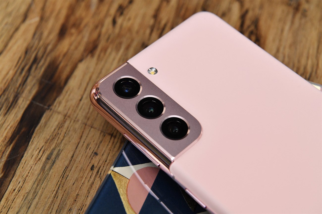Cụm camera của Samsung S21 được bảo vệ bằng khung kim loại bên ngoài trông khá sang trọng Cụm camera của Samsung S21 được bảo vệ bằng khung kim loại bên ngoài trông khá sang trọng