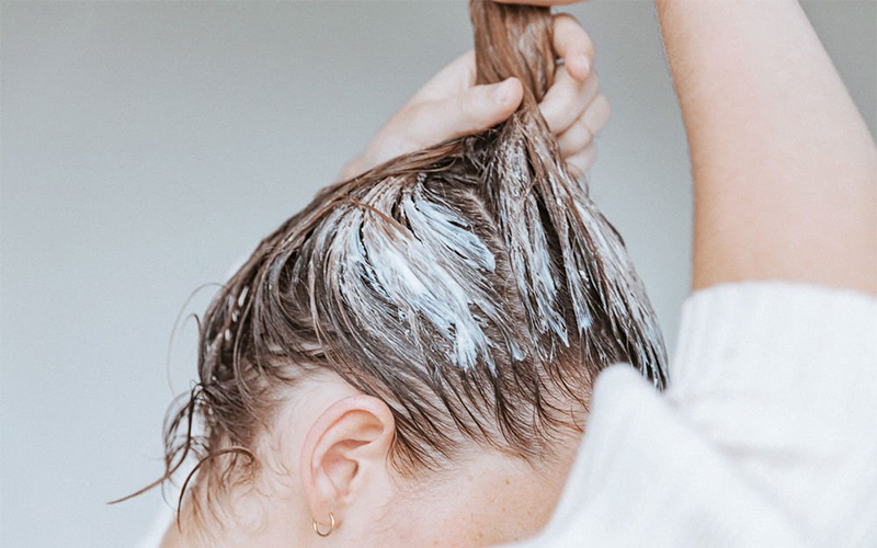 Tần suất nhuộm tóc: Nhuộm tóc quá thường xuyên có thể làm hại tới sức khỏe của tóc và da đầu. Hãy xem hình ảnh này và tìm hiểu tần suất nhuộm tóc thích hợp nhất để giữ được mái tóc khỏe mạnh và bóng mượt.