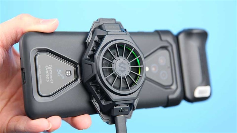 Phụ kiện Black Shark 3 có quạt tản nhiệt kèm cổng sạc pin nằm ngang tiện lợi