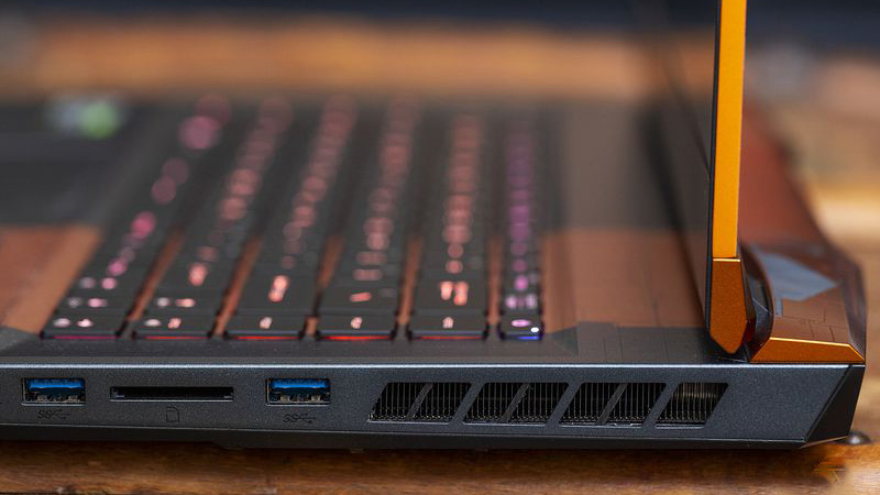 Mặt bên phải của máy