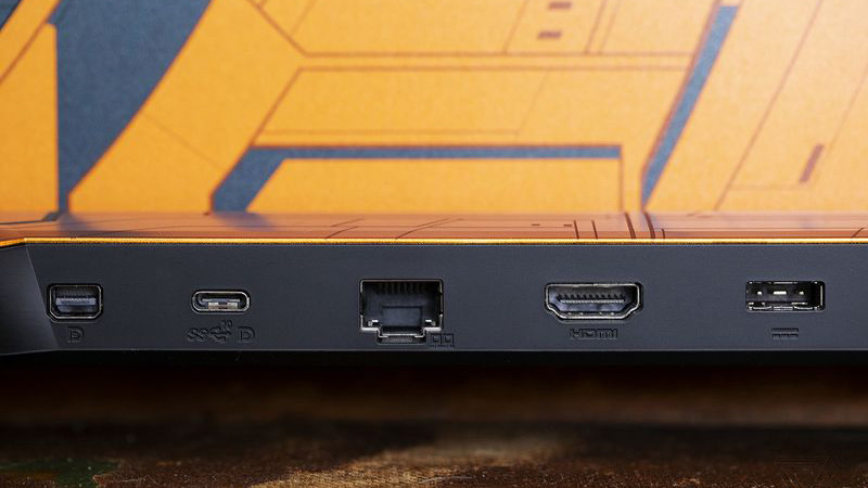 Mặt sau của máy