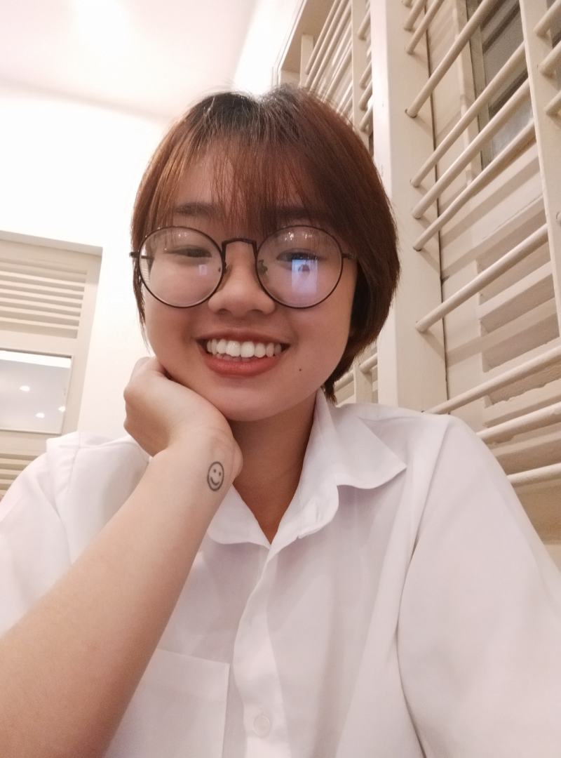 Chụp selfie trên Redmi 9T ở trong nhà.