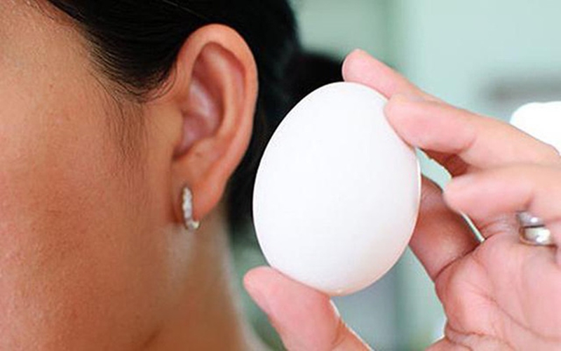 Áp trứng lên gần tai sau đó lắc nhẹ để nghe thử