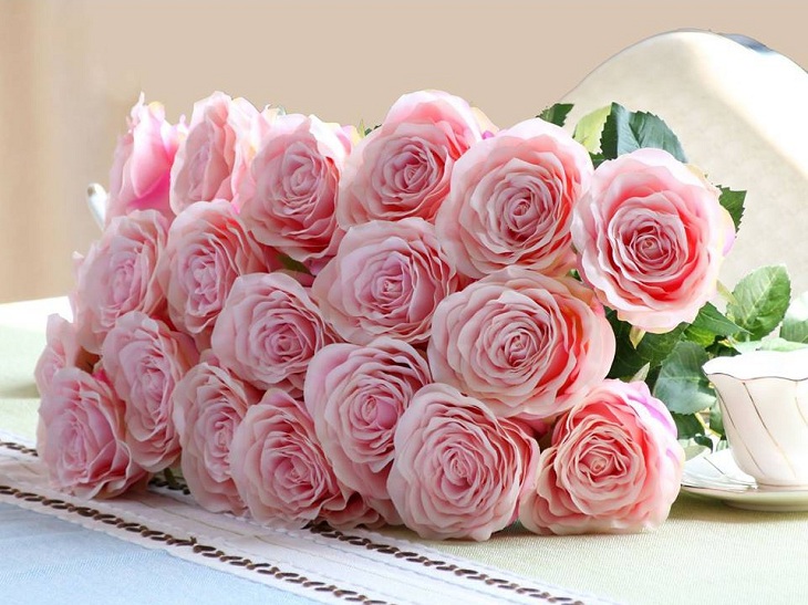 Hãy khám phá bức ảnh ngọt ngào về những bông hoa hồng Valentine đầy tình yêu và ý nghĩa trong mùa lễ tình nhân này. Những cánh hoa đỏ rực sẽ chắc chắn làm say đắm trái tim của bạn.