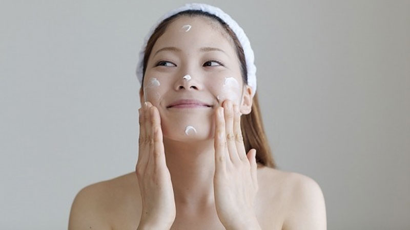 Sử dụng kem dưỡng giúp làn da của bạn được khoẻ khoắn