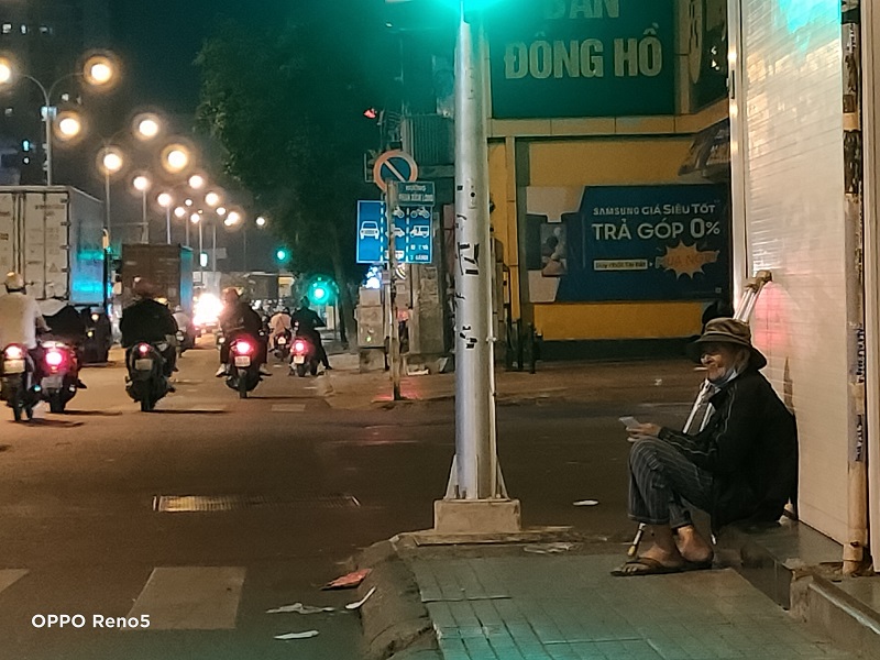 Lang thang trên con xe, tôi ngắm Sài Gòn đêm qua lăng kính OPPO Reno5