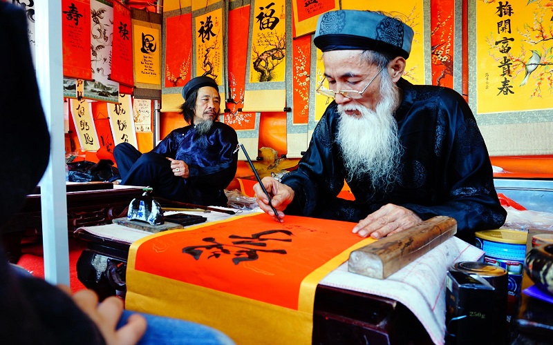Tục mua giấy xin chữ vào dịp đầu năm được xem là một nét văn hóa truyền thống tốt đẹp