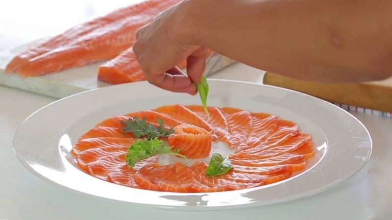 Bạn nên hạn chế ăn cá hồi dạng sashimi