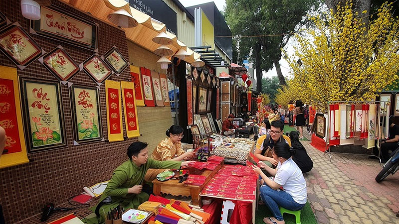 Chụp ảnh đường phố Tết là một trải nghiệm thú vị để khám phá vẻ đẹp đặc trưng của ngày lễ Tết truyền thống Việt Nam. Bức ảnh sẽ giữ lại những khoảnh khắc tuyệt vời của sự kết hợp hoàn hảo giữa thành phố và những nét đẹp văn hóa truyền thống.