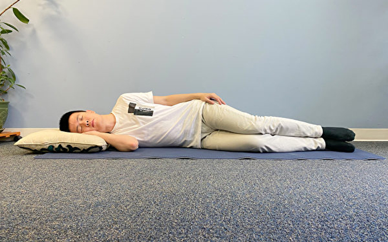 Ngủ dưới sàn nhà có thể linh hoạt tư thế nằm ngủ