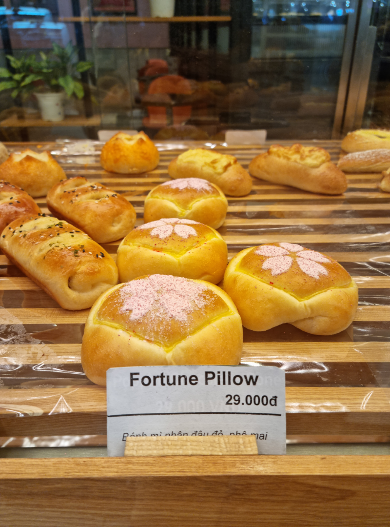 Ảnh chụp tự động trong điều kiện ánh sáng phức tạp ở trong nhà. Ảnh chụp tự động trong điều kiện ánh sáng phức tạp ở trong nhà.