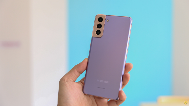 Camera được làm màu vàng gold tạo điểm nhấn cho thiết bị. Camera được làm màu vàng gold tạo điểm nhấn cho thiết bị.