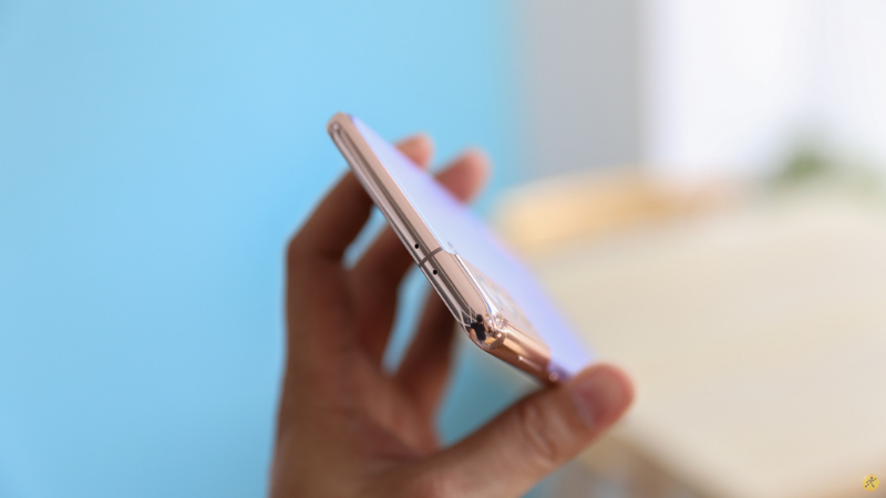 Dù khung nhôm trên S21+ 5G tạo cảm giác cứng cáp, nhưng vì được làm bóng nên dễ bám bẩn. Dù khung nhôm trên S21+ 5G tạo cảm giác cứng cáp, nhưng vì được làm bóng nên dễ bám bẩn.