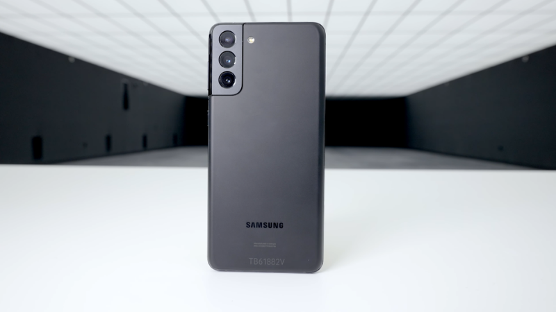 Mặt lưng kính trên S21+ 5G được làm nhám cùng thiết kế camera cực độc lạ.