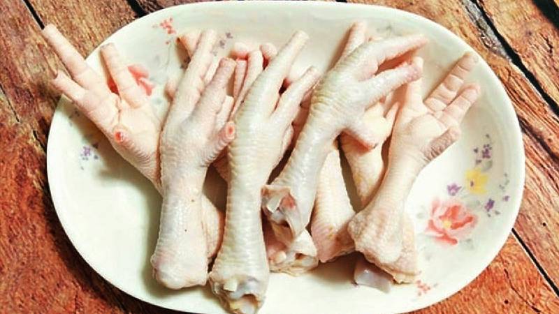 Ăn chân gà có thật sự là nguyên nhân khiến tay run?