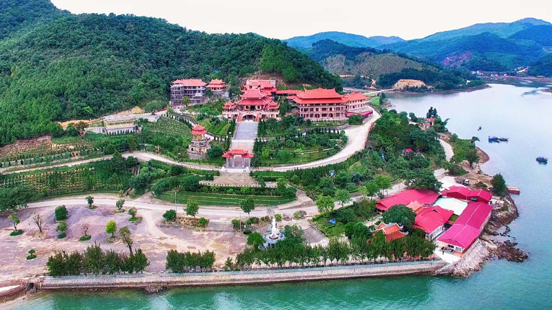 Vịnh Hạ Long - địa danh được đánh giá là một trong 29 vịnh đẹp nhất thế giới và UNESCO