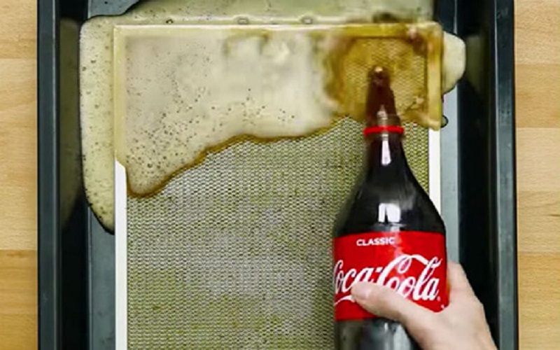 Vệ sinh tấm lưới lọc mùi bằng Coca